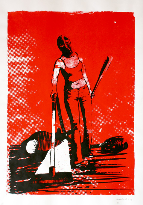 Une femme passant l'aspirateur tenant dans sa main droite une batte de baseball, un homme allongé par terre au second plan.