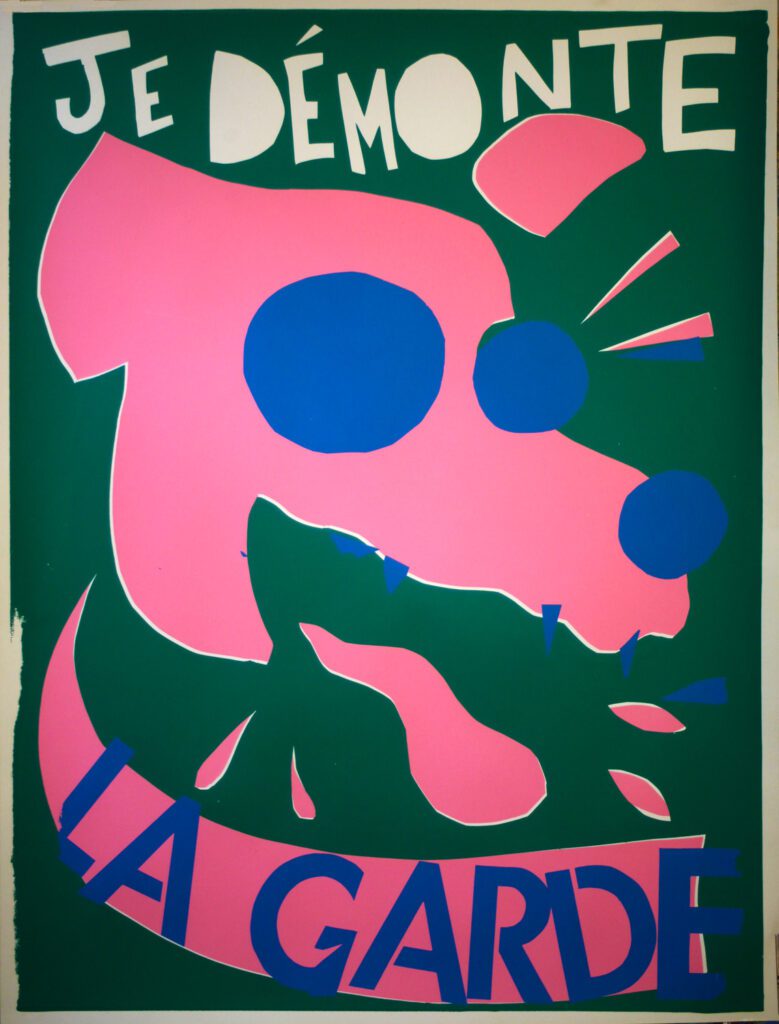 La tête d'un gros chien souriant ou aboyant, dessin stylisé et humoristique, associé au texte Je démonte la garde.