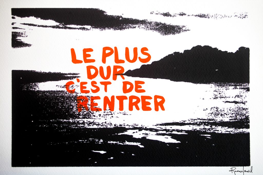 Vue de bord de mer avec le texte "Le plus dur c'est de rentrer"