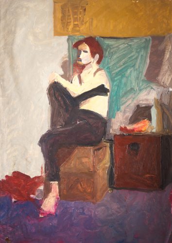 Femme assise genou plié